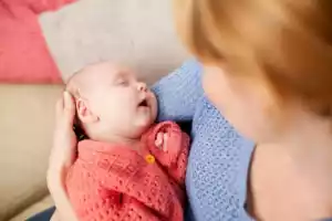 التكيف مع الشهر الأول من الأمومة